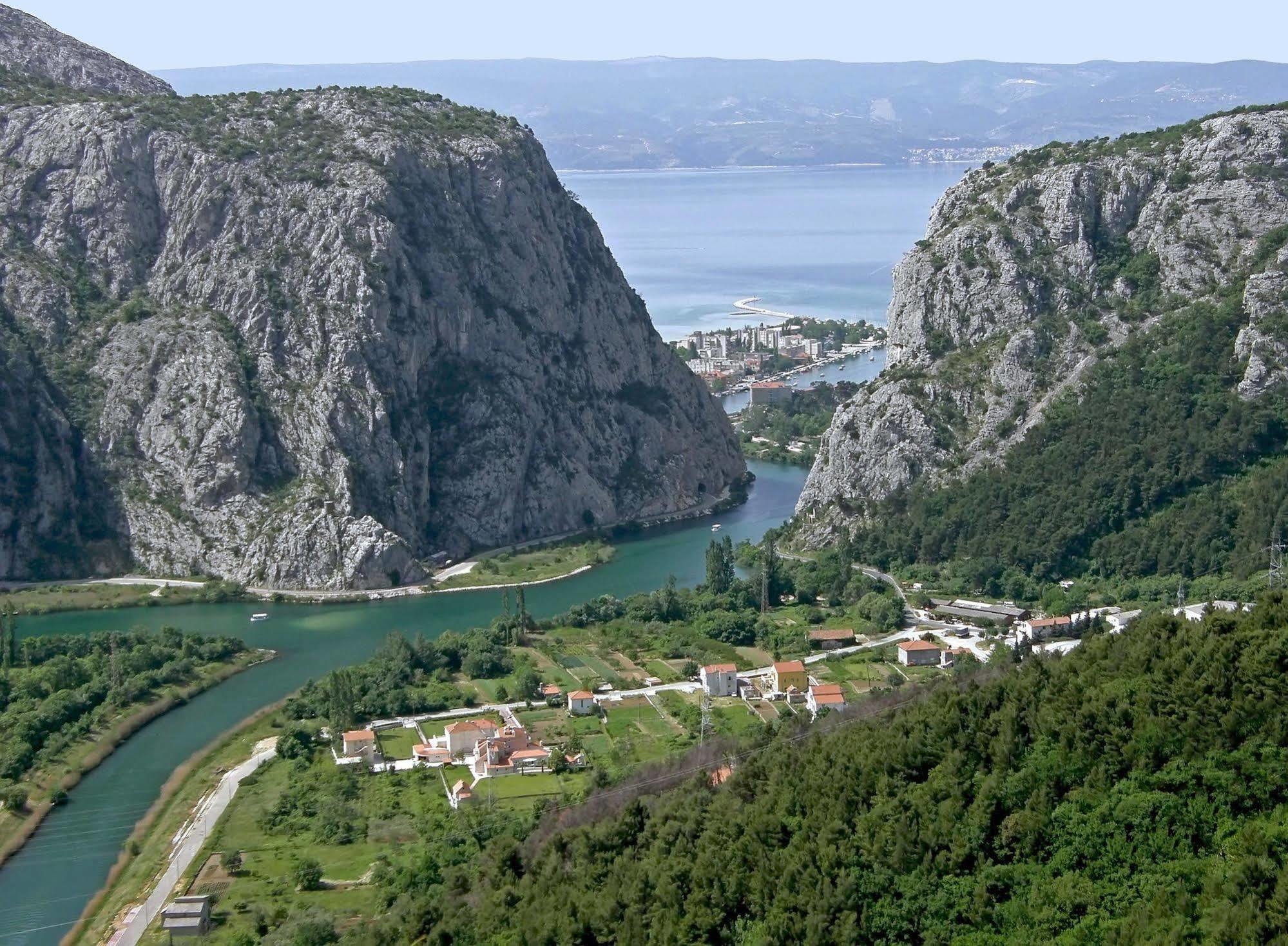 Hotel Pansion Begic à Omiš Extérieur photo